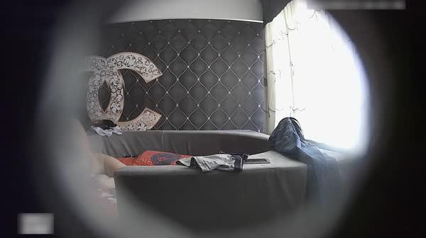 酒店特色房偷拍练瑜伽的漂亮美女进房就被光头男扑倒操了3次,每次内射完鸡鸡都还很硬,应该是提前吃了药.国语!.MP4